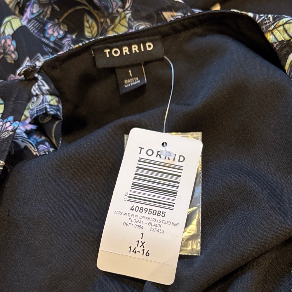 NWT Torrid Black Dress with Floral Accents and long sleeves- size 1X - Picture 11 of 13